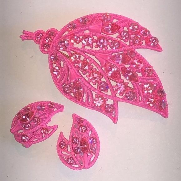 Vintage Hot Pink Barbie Pink Enamel CZ Rhinestone Brooch & Clip On Earrings Set - Picture 3 of 7